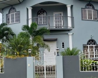Charming 2-bedroom apartment with AC, WiFi in tranquil Arima - Arima - Building
