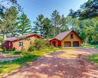 Two Sisters Lakeside - Rhinelander - Building