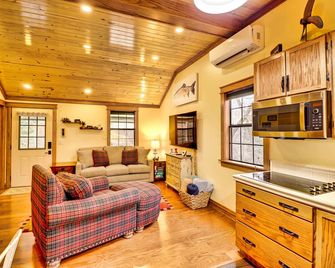 Round Bottom Roost. Quiet and secluded. Accessible to ALL the things. - Mountain View - Living room