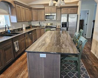 Charming Northern Idaho Getaway. A 4-bedroom house in Kamiah with AC and WiFi. - Kamiah - Kitchen