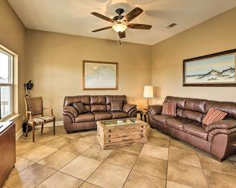 Family-Friendly Waterfront Oasis about 7 Miles to Beach - Crawfordville - Living room