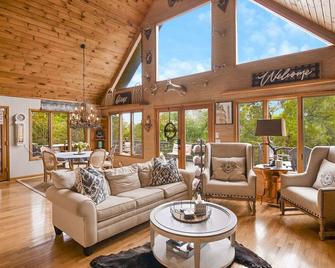 Paved Roads, Pickleball, Killer Views of Lake, Hot Tub - Blue Ridge - Living room