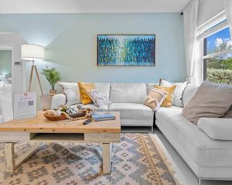 ArtHaus- Fully Stocked Kitchen and Fenced Yard - Miami - Wohnzimmer