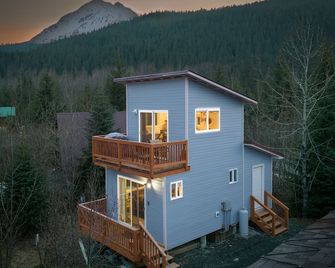 Amazing views on a quiet street just outside of Seward, AK - Seward - Edificio