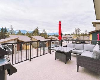 Oasis Getaway, Mins to Lake, King Bed, Dbl Garage - Invermere - Balcony