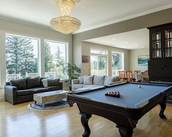 Luxury Rainbow House with Pool Table, Oceanview - Nanaimo - Living room
