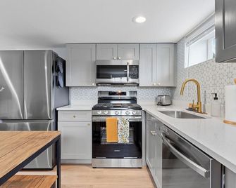 Urban Hideaway - Charming 2 Bedroom Apartment Close to Denver's Best Attractions - Denver - Kitchen