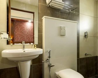 Burooj Hotel - Ernakulam - Bathroom