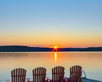 Beautiful Lake of Bays Cottage w/ 310' Private Shoreline & All Day Sun! - Bondi Village