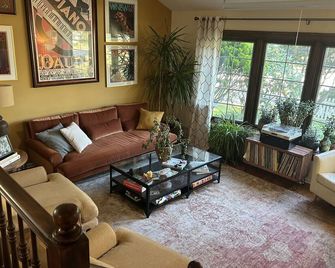 Cozy retreat with fenced in yard—centrally located in the heart of Long Island. - Huntington Station - Living room