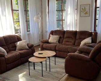 Suite One - Haus Varel - Varel - Wohnzimmer
