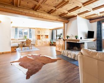 Spacious Apartment with fantastic Alpine Panorama - Sankt Moritz - Sala de estar