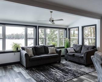 Luxurious Lakeside Retreat on Pequawket Lake - Limington - 客廳