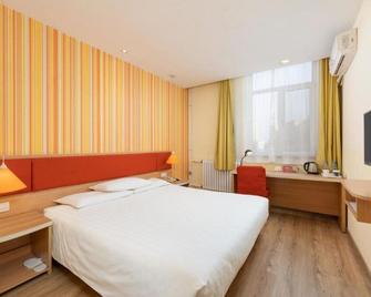 Home Inn Dalian North Railway Station - Dalian - Bedroom