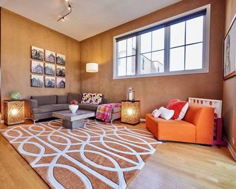 Lucia Townhouse- 3 min to Downtown! Covered porch, 3 bed/3 bath, garage! - Omaha - Lounge