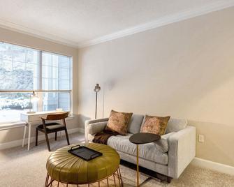 Dreamy Waltham 1BR w/ Gym & W/D, nr Shops & Groceries, by Blueground - Waltham - Living room