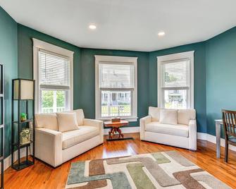 Pet-Friendly Lancaster Home 13 Mi to Dtwn Buffalo - Lancaster - Living room