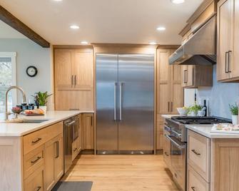 The Gem Estate by AvantStay Modern Farmhouse w Lavender Fields Hot Tub - Sisters - Cocina