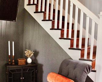Ely Camp Haus: Vintage Home in Downtown Ely - Ely - Escaleras