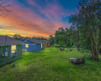 Blue Bungalow ~ less than a mile from TAMU - College Station - Outdoors view