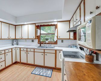 Quiet Retreat in Bluffton: Fish, Hike & Golf - Bluffton - Kitchen