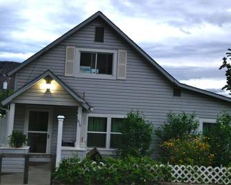 River views! Sleeps 6, walk to Wine, Hiking and Sandbar - Dogs Welcome! - Lyle - Building