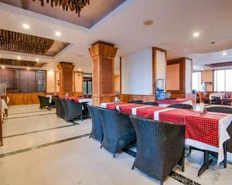 Hotel Devi Grand - קטרה - מסעדה