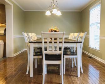 Large Groups, Hot Tub, Near Attractions, Wooded/Country Setting w/Aparment/Annex - Harpers Ferry - Eetruimte