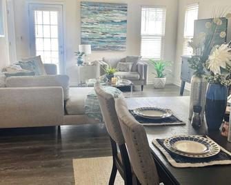 Cozy 3br Near Uptown, Carowinds, South End & Airport– Pool Access - Charlotte - Sala pranzo