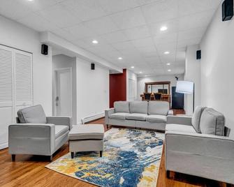 Mountain Views That'll Take Your Breath Away! - Stony Point - Living room