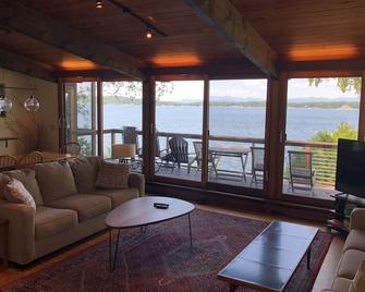 4 Br Burlington Lakefront Home With Mountain Views And Private Lake Access! - South Burlington - Living room