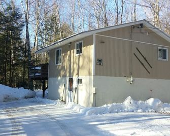 Perfect location, close to all amenities but away from the crowds! Come enjoy! - Bartlett - Bâtiment