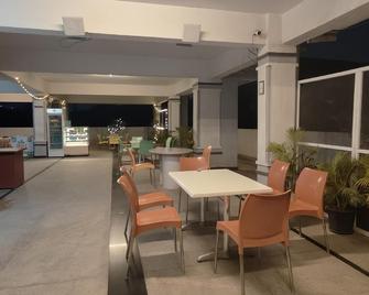 Mahim Bed And Breakfast - Hyderabad - Patio