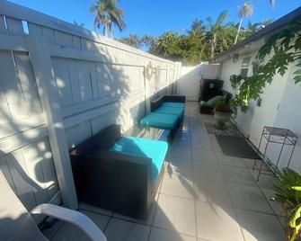 Private Retreat - Lake Worth - Patio
