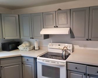 This Cozy place close to everywhere. Enjoy your stay! - Georgina - Kitchen