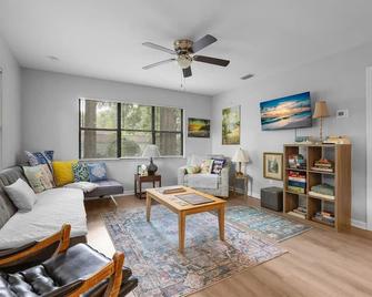 Guesthouse in High Springs! Walk to Downtown, Close to Springs! - High Springs - Living room