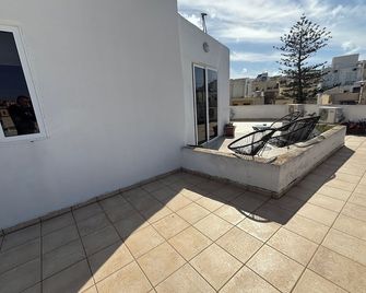 Simons Apartments minutes away from Balluta Bay and St Julians - Sliema - Balcony