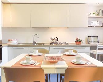 'Canal View', appartamento ampio e luminoso, con splendida vista sul canale e sul ponte romano, free parking, AC, WIFI - Rimini - Kitchen