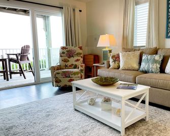 Our Oceanfront Oasis at Indian Beach, NC - Havelock - Huiskamer