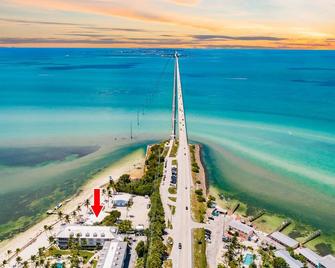 Atlantic Ocean Beachfront Duplex With Private Dock and best beach - Long Key - Playa