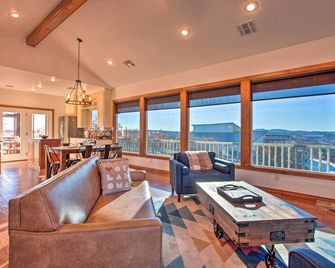 Updated Cabin w/ 360-Degree Mtn View: 1 Mi to Lake - Medicine Park - Living room