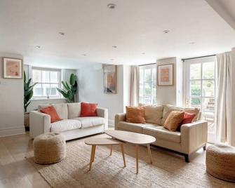 Idyllic Rural Retreat With Indoor Pool and Hot Tub - Badminton - Living room