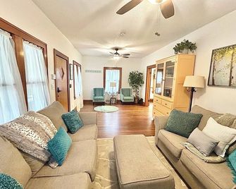 Riverside Gem - Fully Fenced Yard W/ Washer&Dryer! - Wichita - Living room