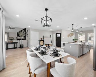 Houston Getaway | Yard Bbq | Games | Wifi | Pets - Houston - Dining room