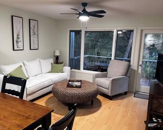 Newly Renovated 2025 Lagoon View- Resort & Pool Access Included; 300yds To Beach - Kiawah Island - Living room