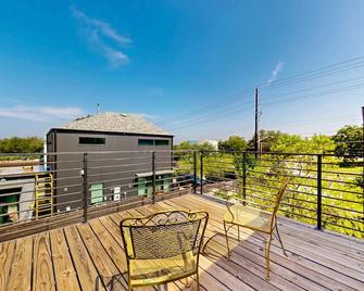 Modern two story home with kitchen, gated yard, balcony, close to South Congress - Austin - Balcon