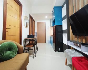 Comfort 2BR at 28th Floor Vida View Makassar Apartment By Travelio - Makassar - Living room