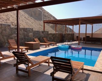 Spacious 3-bedroom and 2 bathroom home with private pool and patio and free Wi-Fi - 말라 - 수영장