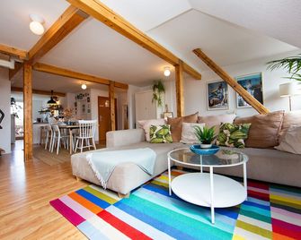 Helles 80m2 Maisonette-Loft mit Balkon, Kingsize Bett, Smart-TV, etc - Erfurt - Living room