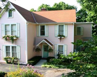 Five Room Private Suite Designed And Appointed For Your Comfort. - Lebanon - Building